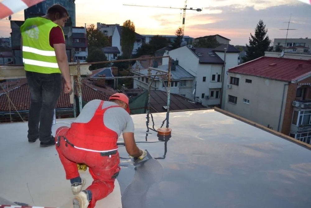 echipa HBS aplicand sistem hidroizolatie lichida terasa circulabila