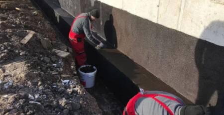echipa HBS aplicand sistem de hidroizolatie fundatie