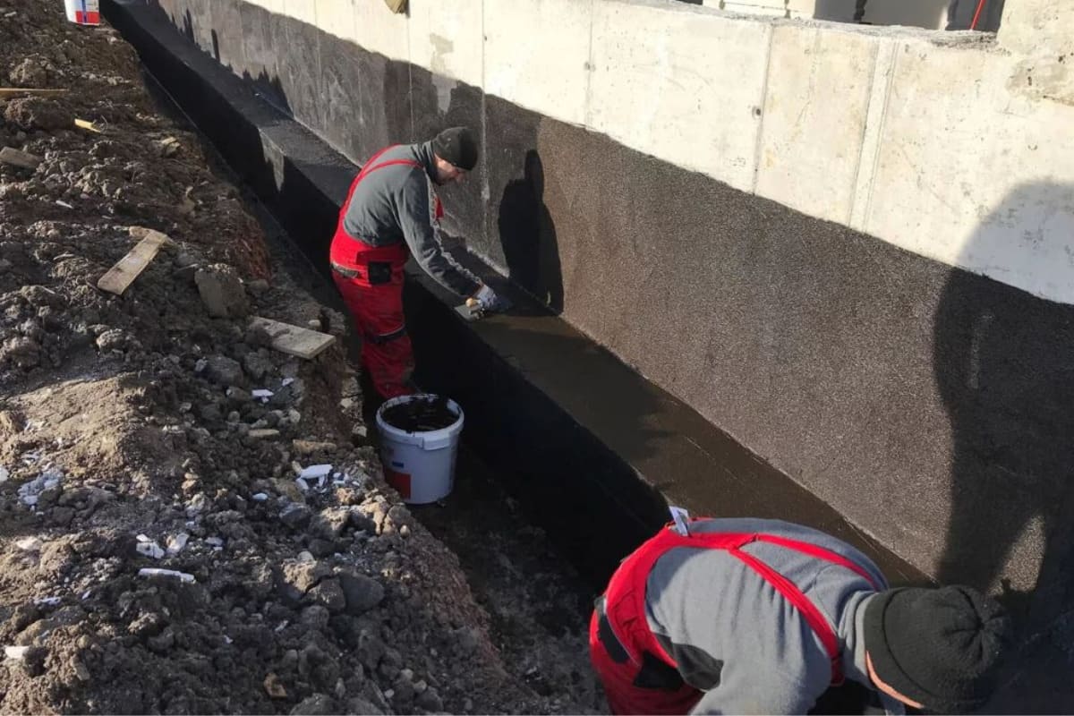 echipa HBS aplicand sistem de hidroizolatie fundatie